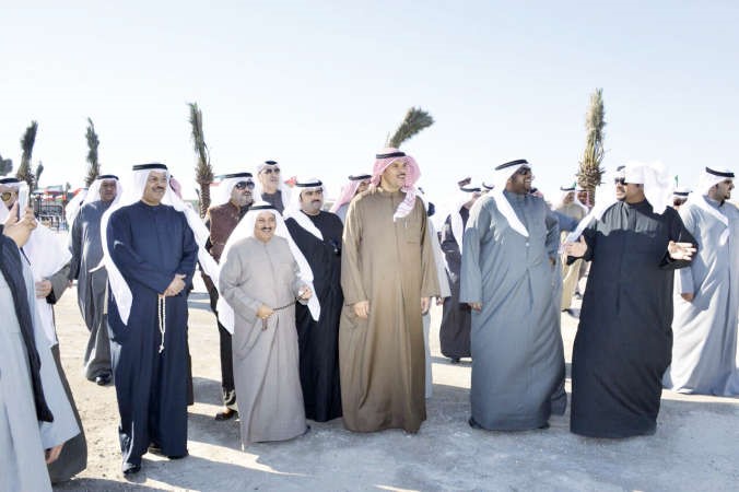 الشيخ سلمان الحمود ومحمد شرار والحضور خلال الجولة في قرية صباح الاحمد التراثية﻿