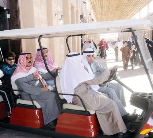 الشيخ فيصل السعود وسمو الشيخ ناصر المحمد والمستشار محمد ضيف الله شرار والشيخة درشا الصباح
﻿