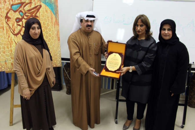 منى الفريح تكرم المحاضر