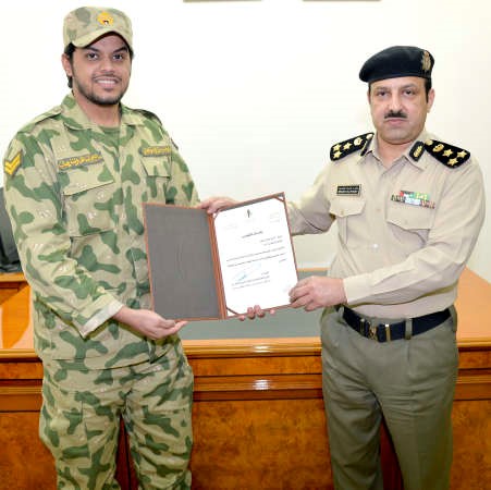 العميد خالد الوقيت يكرم احد ضباط الصف
