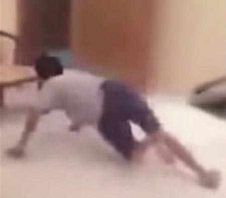 بالفيديو.. سعودي يستخدم صاعقاً كهربائياً لإيقاظ ابنيه للصلاة
