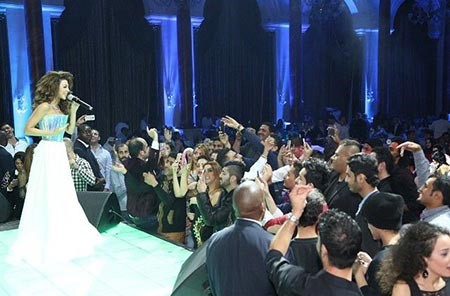 بالصور.. مجوهرات ميريام فارس الغريبة بحفلها في الدوحة تثير اعجاب جمهورها