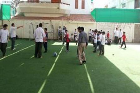 بالفيديو.. طالب سعودي يسجل هدفاً مميزاً على طريقة التيكي تاكا..!!