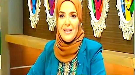 بالفيديو.. متصلة مسيحية تضع منى عبد الغني في موقف محرج 