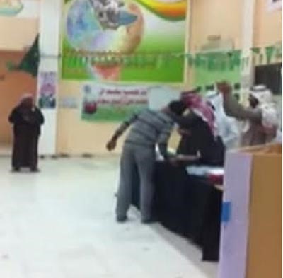 بالفيديو.. مدير مدرسة يصف عامل النظافة بـ"المعلم" ويقبل رأسه أمام الطلاب