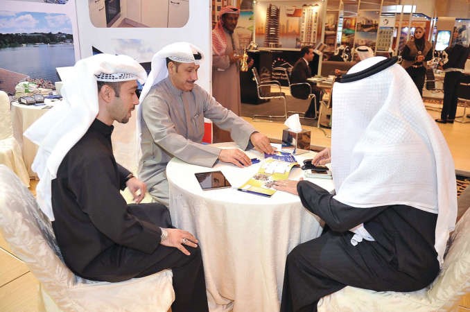 ويقدم شرحا عن مشاريع الشركة لزوار المعرض ﻿