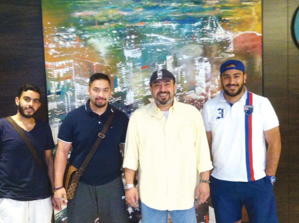الشيخ طلال الفهد يتوسط عددا من الطلبة الكويتيين في استراليا﻿