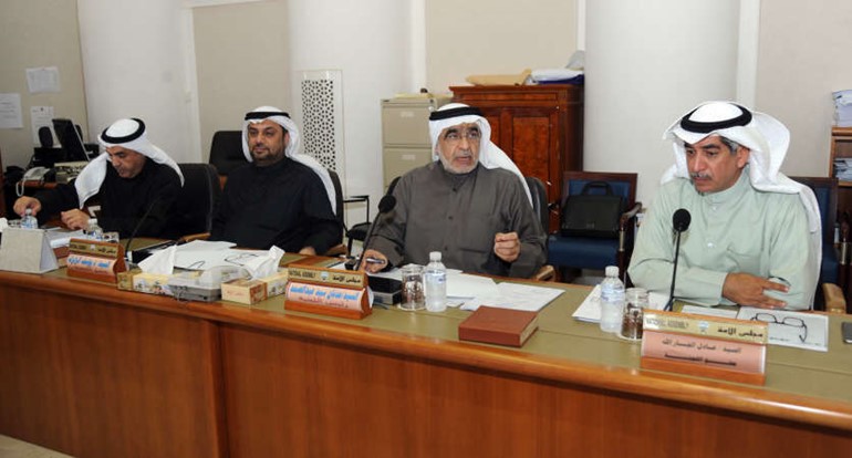 عدنان عبدالصمد وديوسف الزلزلة ودعبدالله الطريجي خلال اجتماع اللجنة