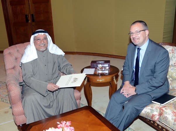 الشيخ علي الجراح متسلما الرسالة من السفير البريطاني ماثيو لودج ﻿