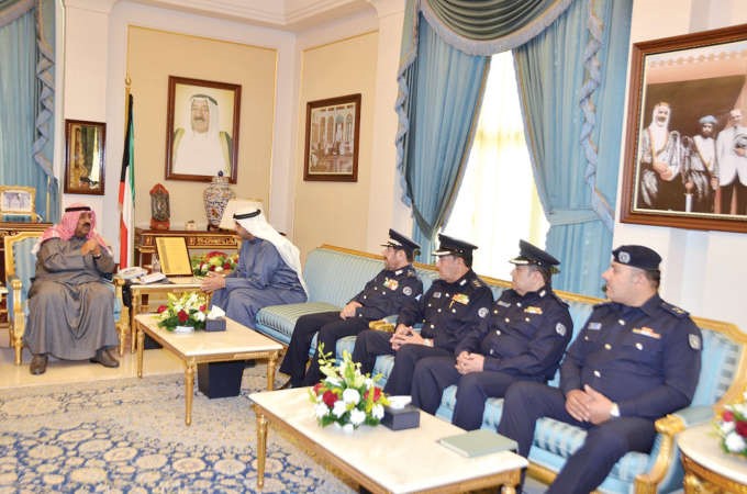 الشيخ مشعل الاحمد مستقبلا الشيخ محمد العبدالله ووفد الاطفاء