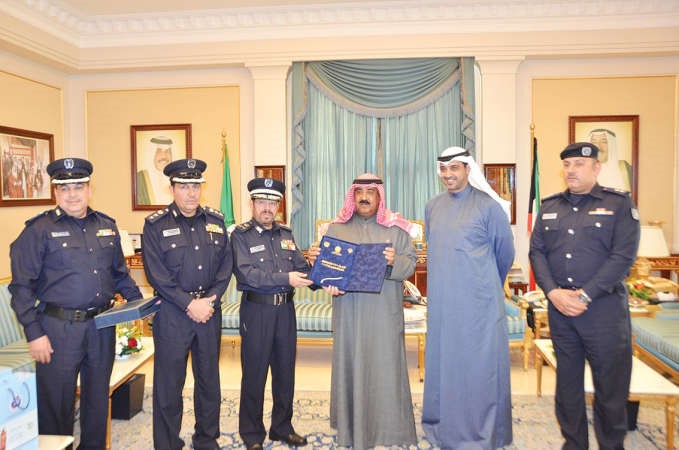 الشيخ مشعل الاحمد يتسلم درعا تكريمية من الوفد