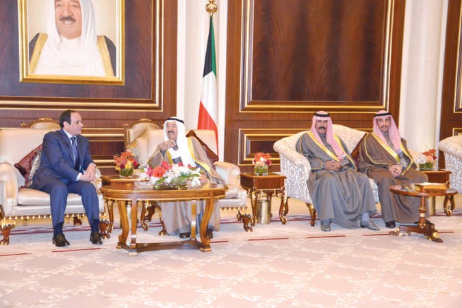 صاحب السمو الامير الشيخ صباح الاحمد والرئيس المصري عبدالفتاح السيسي وسمو ولي العهد الشيخ نواف الاحمد ومرزوق الغانم﻿