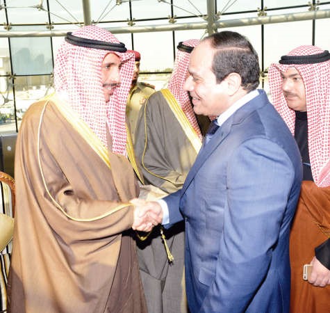 الرئيس السيسي مصافحا رئيس مجلس الامة مرزوق الغانم﻿