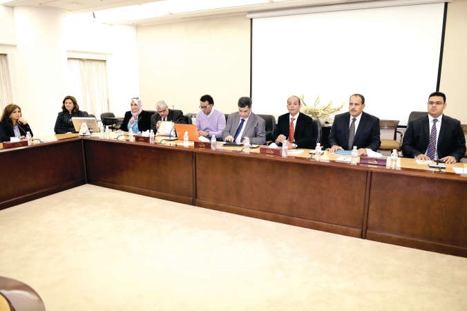 عدد من الاعلاميين المصريين خلال اللقاء مع رئيس مجلس الامة ﻿