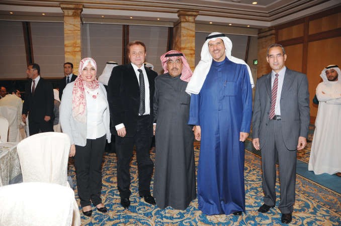 الشيخ سلمان الحمود ونائب رئيس التحرير الزميل عدنان الراشد مع رئيس تحرير وكالة انباء الشرق الاوسط علاء حيدر﻿