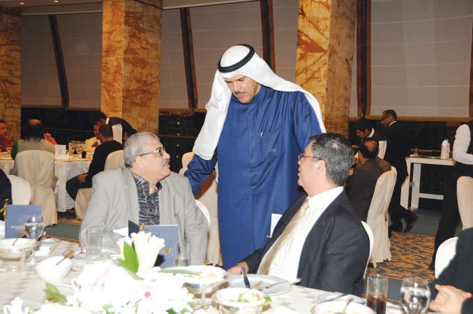 الشيخ سلمان الحمود في حديث مع اثنين من اعضاء الوفد الاعلامي﻿