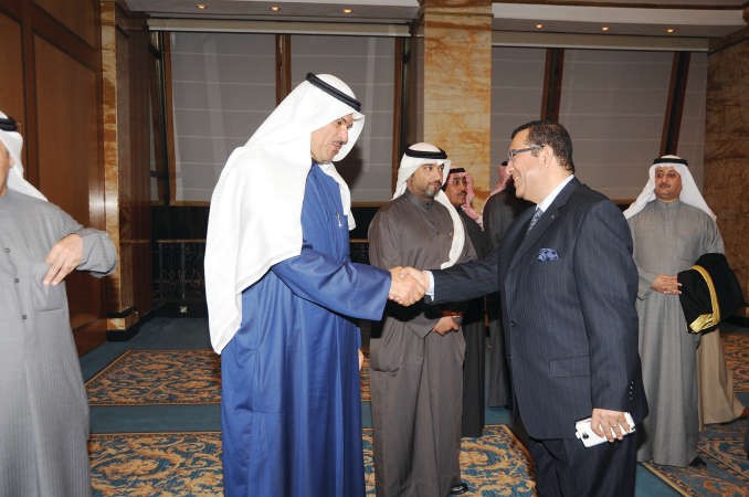الشيخ سلمان الحمود مصافحا الزميل حسام فتحي﻿