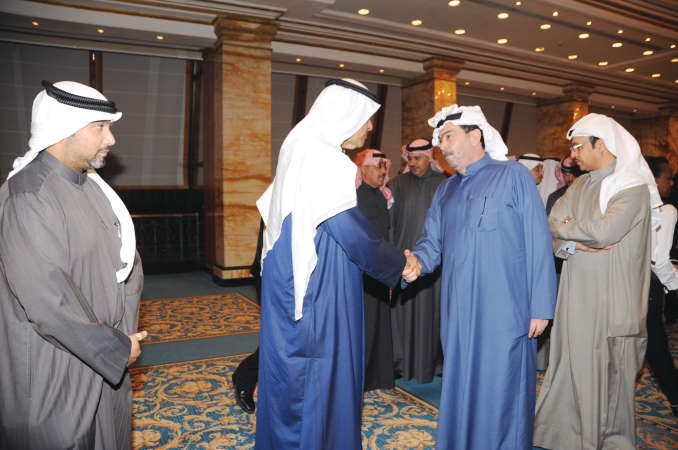 الشيخ سلمان الحمود مصافحا الزميل سعد المعطش﻿