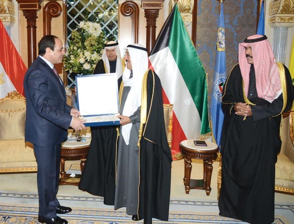 صاحب السمو الامير الشيخ صباح الاحمد يهدي الرئيس المصري عبدالفتاح السيسي قلادة مبارك الكبير بحضور سمو ولي العهد الشيخ نواف الاحمد والسفير احمد فهد الفهد مدير مكتب سمو الامير