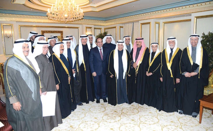 الرئيس عبدالفتاح السيسي متوسطا رئيس واعضاء غرفة التجارة والصناعة﻿
