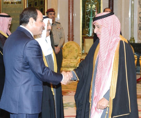الرئيس السيسي مصافحا السفير السعودي دعبدالعزيز الفايز ﻿