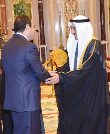 الرئيس السيسي مصافحا جاسم الخرافي ﻿