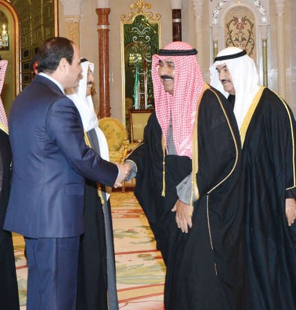 الرئيس السيسي مصافحا الشيخ مشعل الاحمد وسمو الشيخ ناصر المحمد﻿