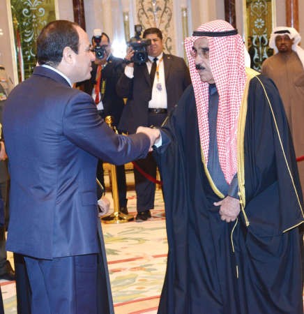 الرئيس المصري مصافحا الشيخ فيصل السعود ﻿