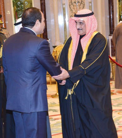 الرئيس المصري يصافح الشيخ د ابراهيم الدعيج﻿
