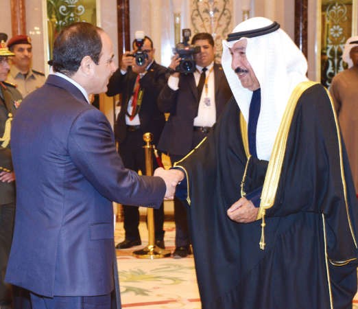 الرئيس عبدالفتاح السيسي يصافح الشيخ جابر العبدالله﻿