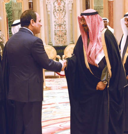 الرئيس السيسي مصافحا الشيخ دمحمد الصباح﻿