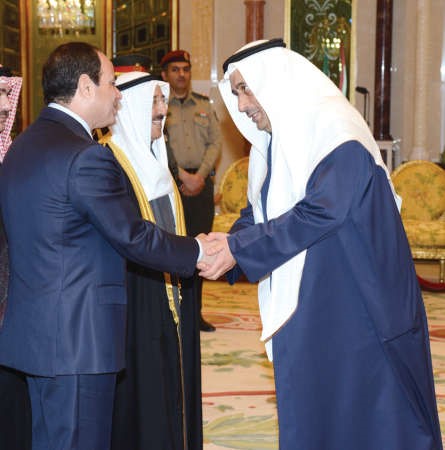 الرئيس المصري عبدالفتاح السيسي مصافحا السيد فواز خالد المرزوق﻿