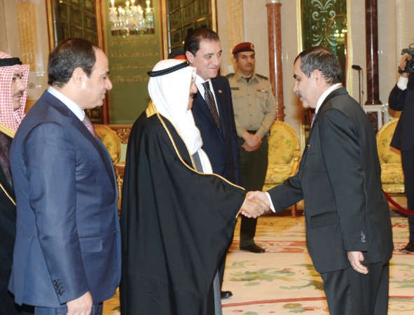 صاحب السمو الامير الشيخ صباح الاحمد مرحبا باحد اعضاء الوفد المرافق للرئيس المصري﻿