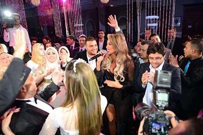 مايا دياب تتحدى نفسها بإطلالة أكثر جرأة وشفافية في حفل زفاف 