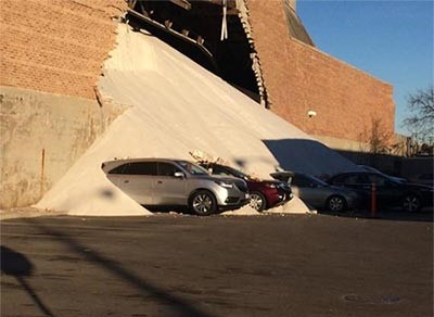 بالصور.. انهيار جدار يتسبب في غرق سيارات بالملح