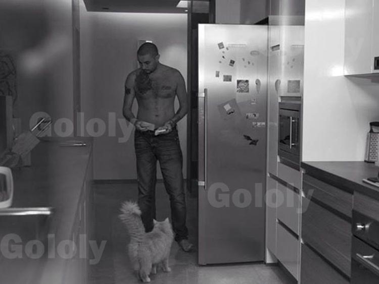 بالصور.. وشوم أحمد الفيشاوي على صدره وظهره تغضب جمهوره الذي وصفه بالمجنون !