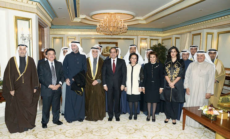 الرئيس عبدالفتاح السيسي مستقبلا محمد الصقر والسادة فواز خالد المرزوق وعماد بوخمسين وجميل السلطان ود حمد التويجري ووفاء القطامي وشيخة البحر وشيماء الملا وفيصل المطوع وم سالم الاذينة وعبدالعزيز الماجد ونواف العنزي ومعلي العلمي وبقية اعضاء مجلس العلاقات