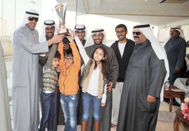 الشيخ عبدالله السلمان يتسلم كاس خليفة العبدالله من الشيخ ضاري الفهد﻿