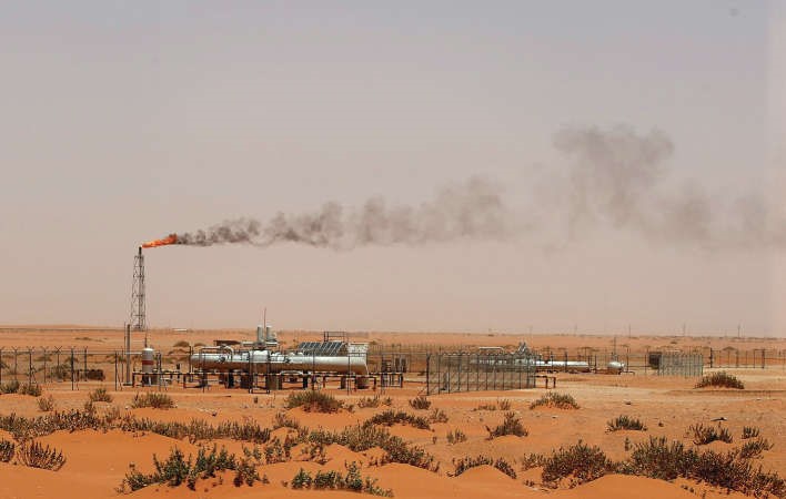في الوقت الذي انخفضت فيه اسعار النفط دون مستوى 50 دولارا للبرميل تلقت اسواق الخام في الشرق الاوسط بعض الدعم من السعودية بعد ان رفعت اسعار البيع الى اسيا نظرا لتحسن الطلب وفي الصورة احدى الابار المنتجة ضمن حقل خريص في السعودية افپ ﻿