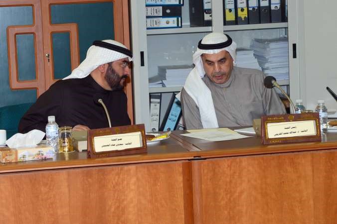 د عبدالله الطريجي وسعدون حماد خلال اجتماع اللجنة