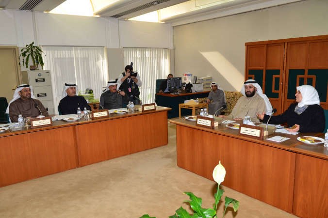 د علي العمير وهند الصبيح خلال اجتماع لجنة الاولويات