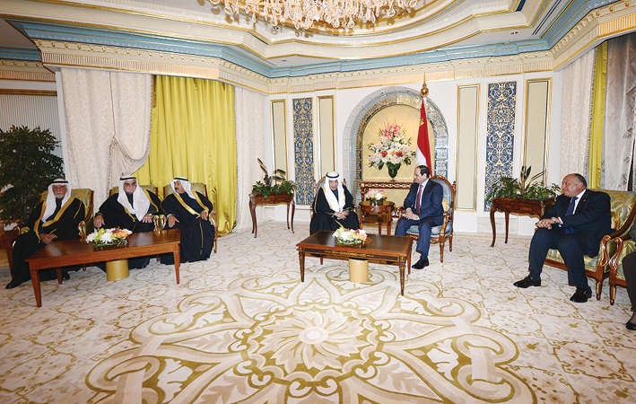 الرئيس المصري عبدالفتاح السيسي خلال لقائه مع اعضاء غرفة التجارة والصناعة ووفد رجال الاعمال الكويتيين