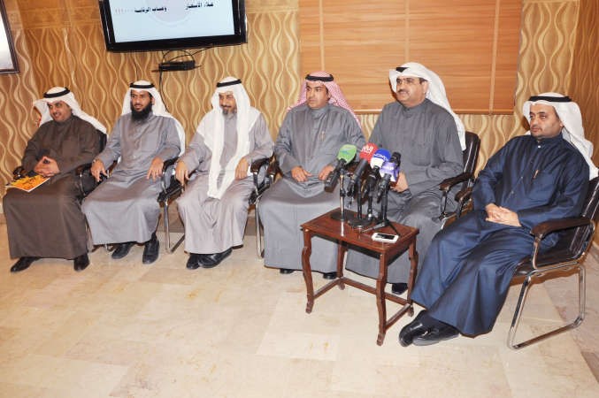 عبدالرحمن السميط وعدد من النقابيين خلال المؤتمر الصحافي	احمد علي﻿