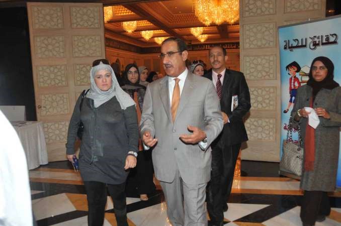 دقيس الدويري متحدثا الى الزميلة حنان عبدالمعبود خلال جولته في المعرض﻿