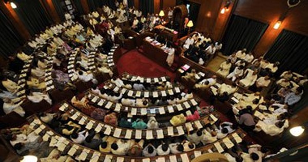 برلمان باكستان يقر محاكمة المتمردين أمام محاكم عسكرية