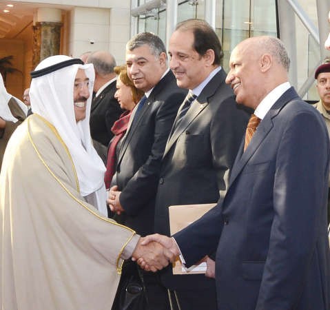 صاحب السمو الامير الشيخ صباح الاحمد مصافحا السفير المصري عبد الكريم سليمان واعضاء الوفد المصري﻿
