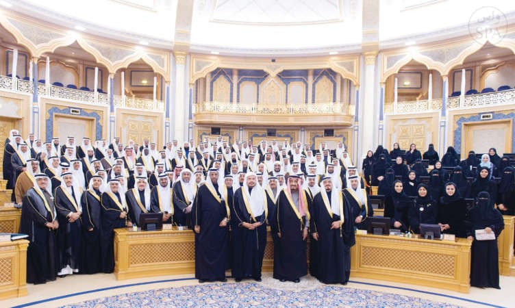 صورة تذكارية لصاحب السمو الملكي الامير سلمان بن عبدالعزيز ولي العهد نائب رئيس مجلس الوزراء وزير الدفاع مع اعضاء مجلس الشورى امس واس