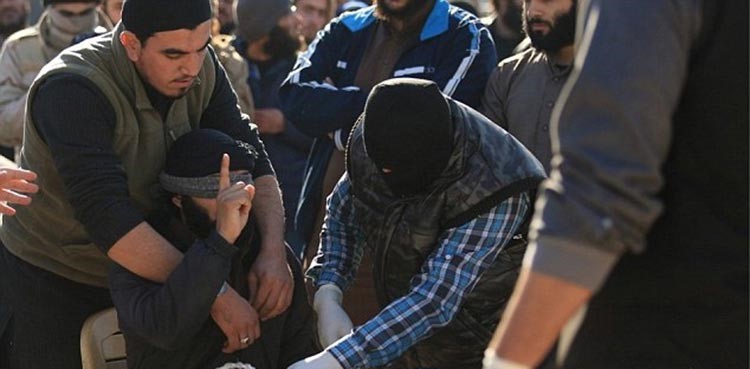 بالصور.. داعش ينشر صور السعوديين منفذي هجوم "عرعر".. وشاهد عملية قطع يد متهم بالسرقة في سورية
