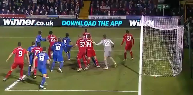بالفيديو.. أضخم لاعب في العالم "يفترس" مدافعي ليفربول ويتلاعب بهم!