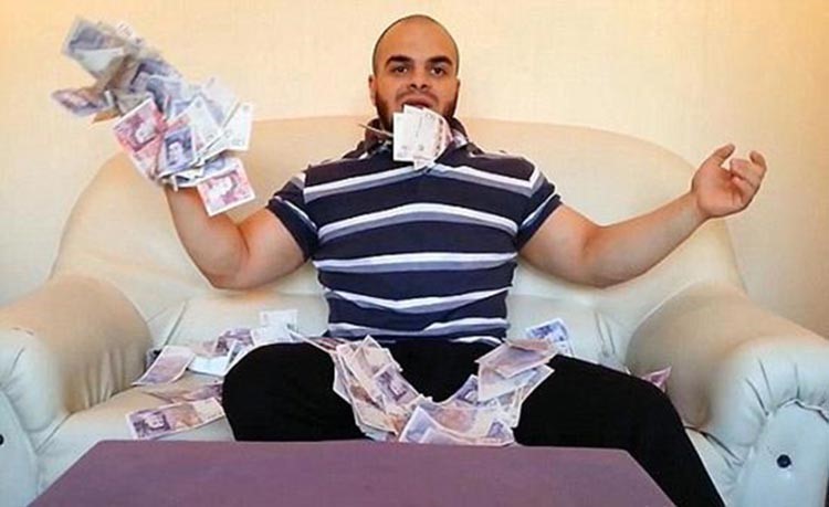 بالصور.. حارس شخصي يستحم بالأموال التي كسبها من عمله